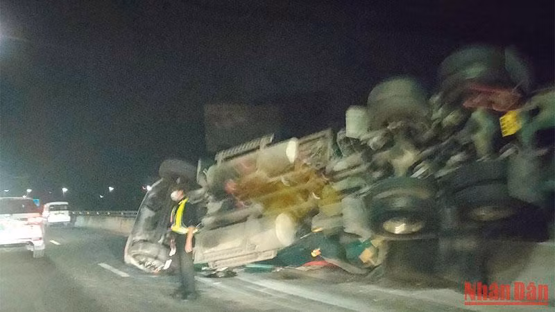 Hiện trường vụ tai nạn. (Ảnh: HỮU NGHĨA)