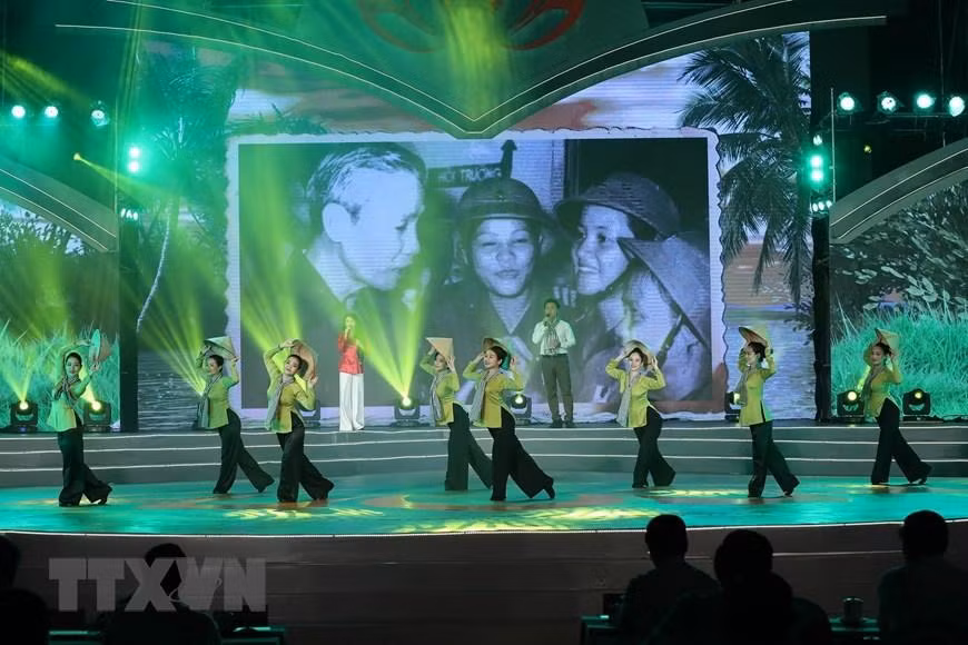 Chương trình nghệ thuật “Dấu ấn Võ Văn Kiệt”. (Ảnh: Dương Giang/TTXVN)