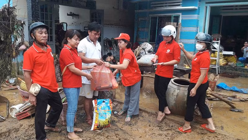 Hỗ trợ khẩn cấp cho các hộ tại xã Hòa Nhơn.