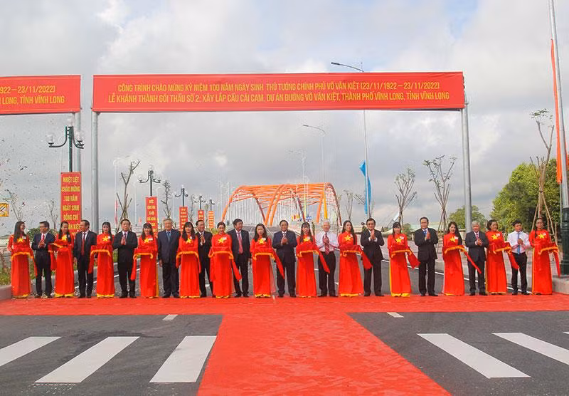 Thủ tướng Phạm Minh Chính cùng lãnh đạo, nguyên lãnh đạo Đảng, Nhà nước dự lễ khánh thành cầu Cái Cam 2. (Ảnh: BÁ DŨNG)