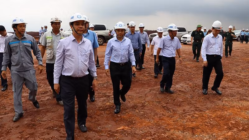 Bộ trưởng Nguyễn Văn Thắng và Đoàn công tác Bộ Giao thông vận tải thị sát trên công trường sân bay Long Thành.