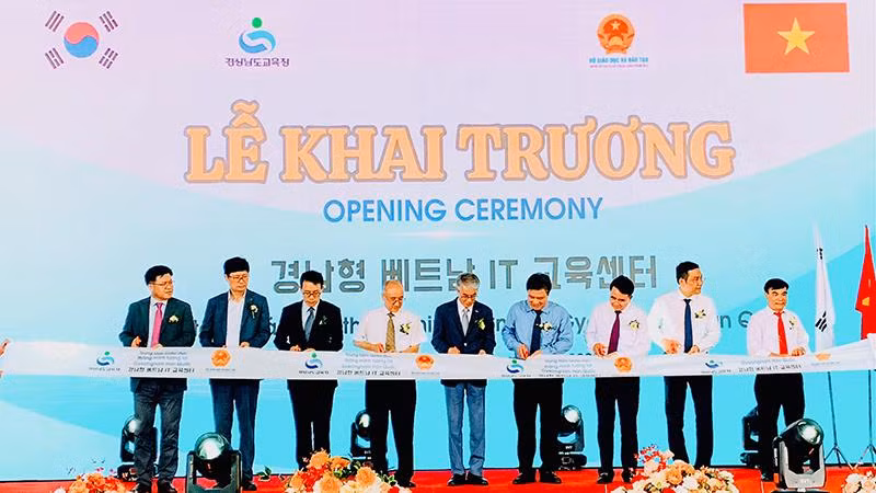 Các đại biểu cắt băng khai trương Trung tâm Giáo dục thông minh Gyeongsangnam (Hàn Quốc) tại Hải Phòng.