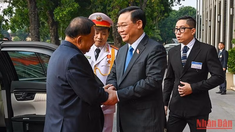 Chủ tịch Quốc hội Vương Đình Huệ chào mừng Chủ tịch Thượng viện Vương quốc Campuchia Samdech Say Chhum thăm chính thức Việt Nam.