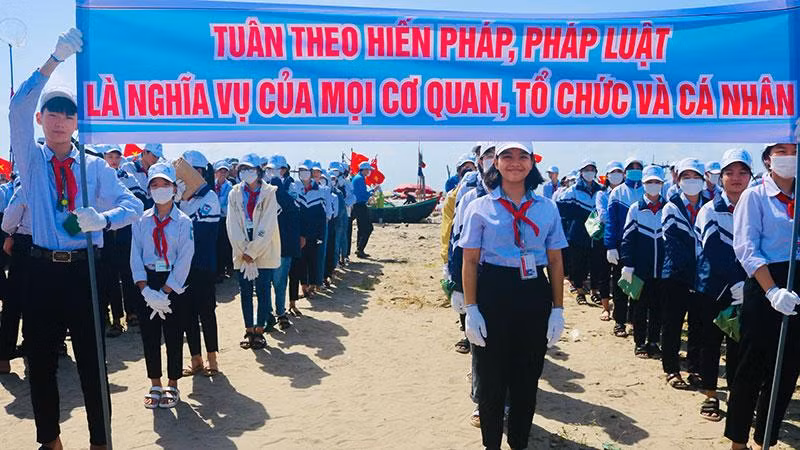 Mít tinh kỷ niệm 10 năm Ngày Pháp luật Việt Nam