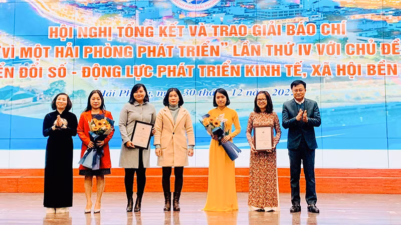 Lãnh đạo Ban Tuyên giáo Thành ủy và Sở Thông tin và Truyền thông Hải Phòng trao giải A tặng các nhóm tác giả đoạt giải. 