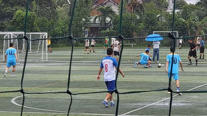 Cầu thủ tranh tài quyết liệt trên sân.