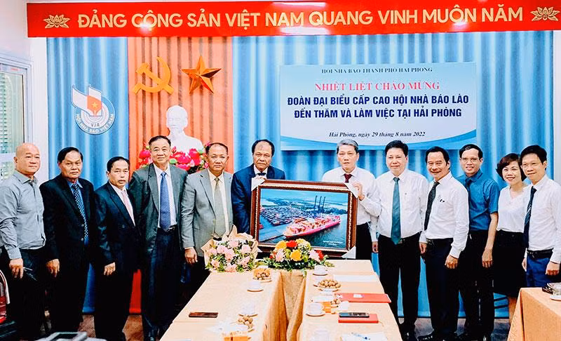 Hội Nhà báo Lào và Hội Nhà báo thành phố Hải Phòng chụp ảnh lưu niệm.