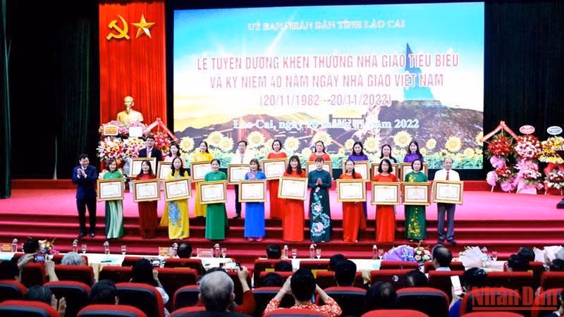 Lãnh đạo Ủy ban nhân dân tỉnh Lào Cai trao Bằng khen của Thủ tướng Chính phủ cho các cá nhân Nhà giáo và cơ sở giáo dục có thành tích xuất sắc trong công tác giáo dục và đào tạo ở Lào Cai.