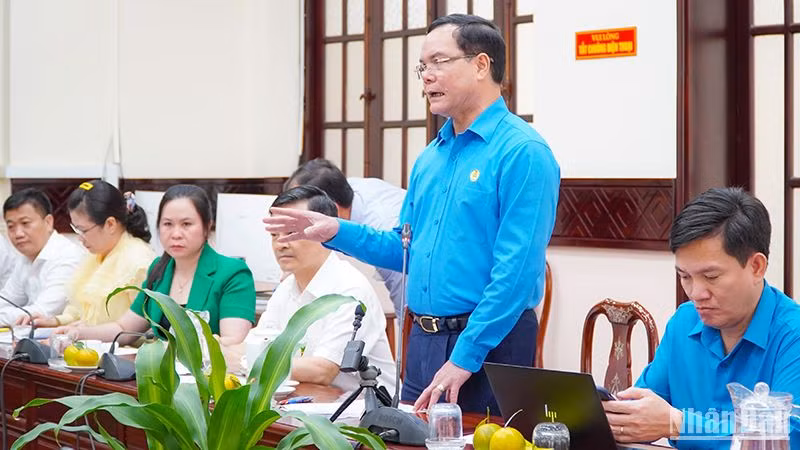 Chủ tịch Tổng Liên đoàn Lao động Việt Nam Nguyễn Đình Khang phát biểu tại buổi làm việc.