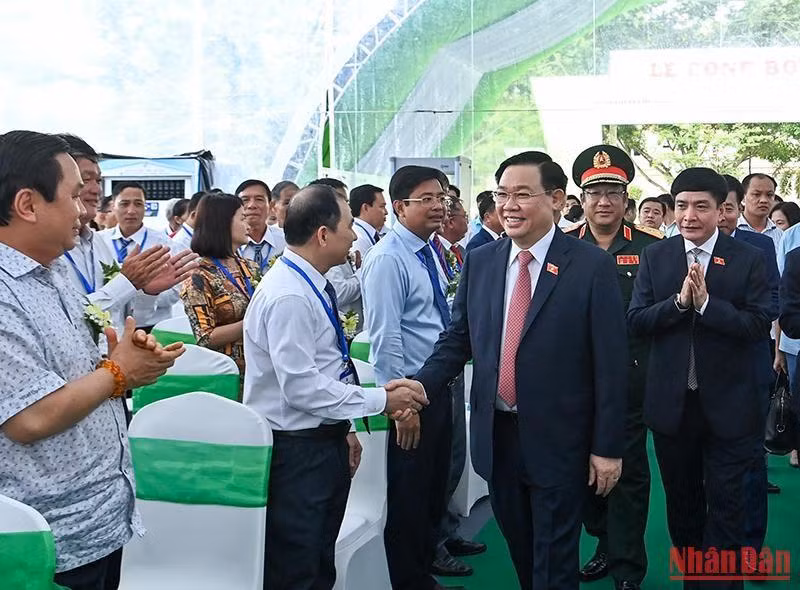 Chủ tịch Quốc hội Vương Đình Huệ với các đại biểu dự Lễ công bố. (Ảnh Duy Linh)