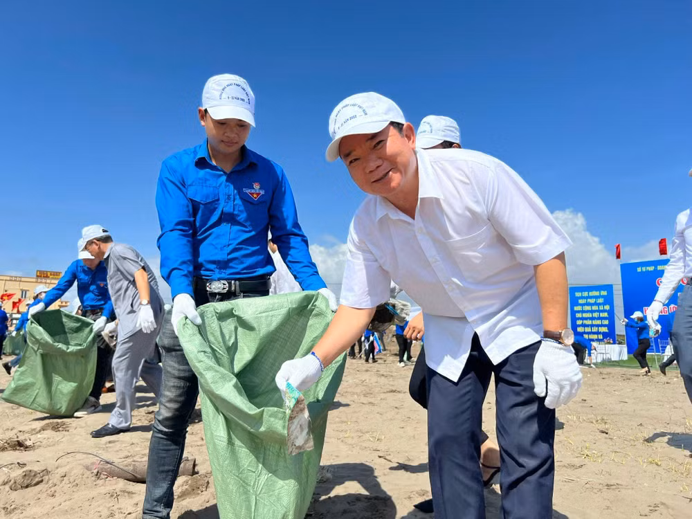 Ông Nguyễn Kim Tinh, Phó Bí thư Thường trực Đảng ủy Bộ Tư pháp, tham gia chương trình làm sạch môi trường biển.