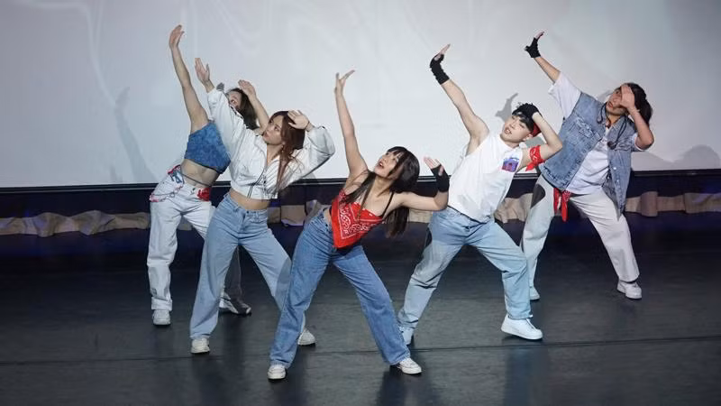 Tiết mục nhảy hiện đại được các bạn trẻ hưởng ứng nhiệt tình.