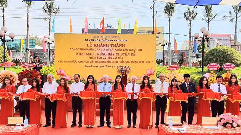 Nguyên Chủ tịch nước Nguyễn Minh Triết và các đại biểu thực hiện nghi thức khánh thành Bảo tàng tỉnh và khai mạc trưng bày chuyên đề.