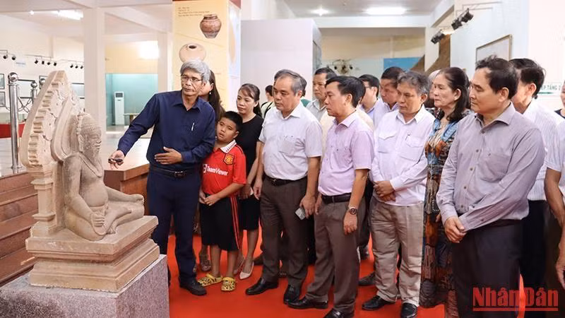 Tiến sĩ Đoàn Ngọc Khôi, Phó Giám đốc Bảo tàng Tổng hợp tỉnh Quảng Ngãi giới thiệu giá trị nghệ thuật độc đáo bảo vật quốc gia Tượng Tu sĩ Champa Phú Hưng.