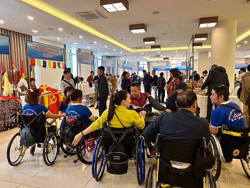 Các hoạt động, các gian hàng trưng bày các sản phẩm của người khuyết tật.