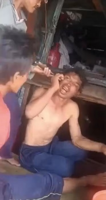 Hình ảnh được cắt từ clip trên mạng xã hội thể hiện 2 ngư dân trên tàu cá ở Cà Mau bị bạn tàu đi cùng hành hạ, đánh đập.