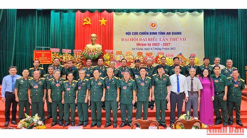 Ban Chấp hành khóa VII chụp hình cùng các đại biểu.