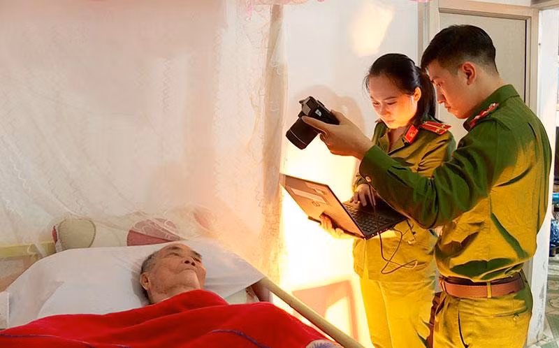 Cán bộ, chiến sĩ Công an huyện Hòa An, tỉnh Cao Bằng đến tận giường bệnh làm thủ tục cấp căn cước công dân.