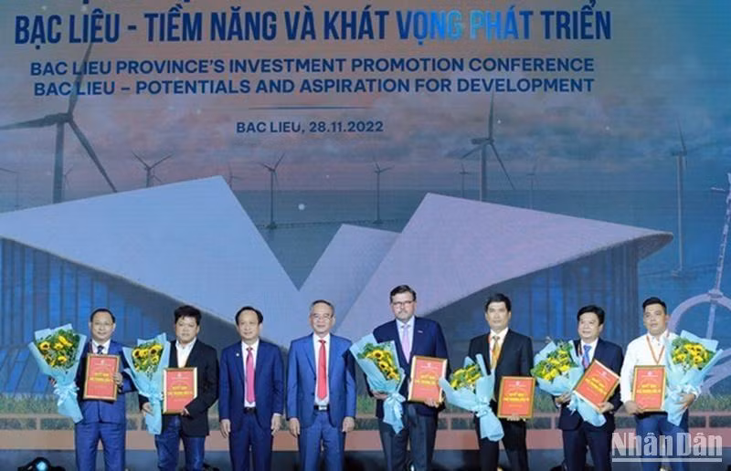 Lãnh đạo tỉnh Bạc Liêu trao giấy chứng nhận đăng ký của các nhà đầu tư tại địa phương.