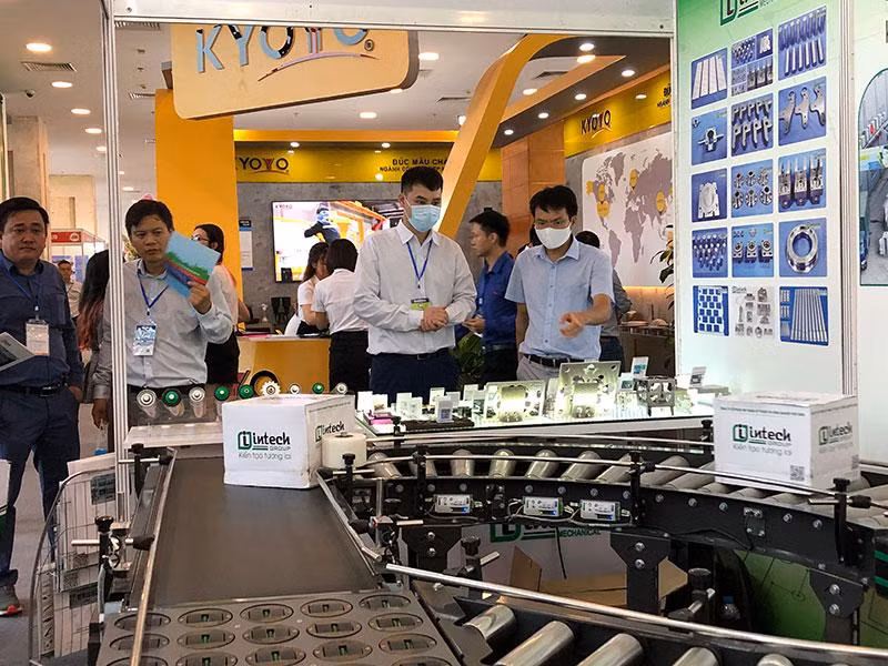 Các doanh nghiệp ngành công nghiệp hỗ trợ giới thiệu các sản phẩm phục vụ sản xuất công nghiệp.