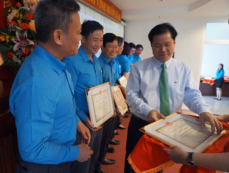Lãnh đạo Tập đoàn Công nghiệp cao-su Việt Nam trao Bằng khen cho các đơn vị tổ chức sôi nổi “Tháng Công nhân năm 2022”.