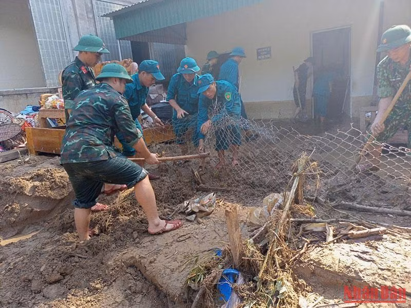 Bộ đội giúp dân khắc phục hậu quả lũ lụt.