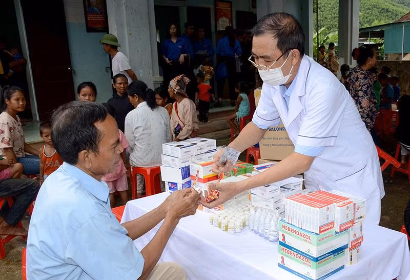 Những người đến tham gia chương trình thiết thực này đều đã được thăm hỏi, khám sàng lọc kỹ, tư vấn tận tình và cấp phát thuốc miễn phí. Ngoài ra, 40 hộ gia đình có hoàn cảnh khó khăn tại bản Thạch Sơn đã nhận được quà của đoàn. Phần quà là một chiếc quạt điện.
