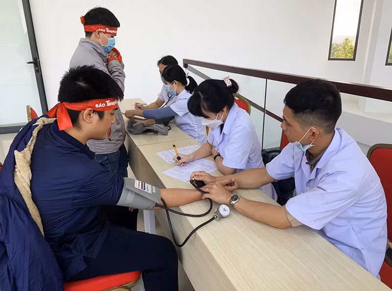 Trước khi hiến máu, các sinh viên, tình nguyện viên được kiểm tra sức khỏe và huyết áp, bảo đảm sức khỏe.