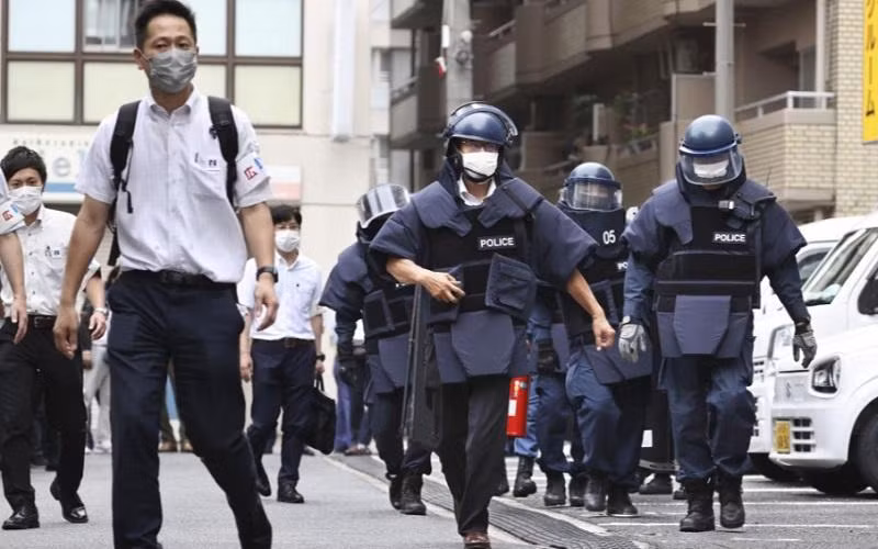 Cảnh sát điều tra tại hiện trường vụ nổ súng vào cựu Thủ tướng Abe Shinzo tại Nara, Nhật Bản, ngày 8/7/2022. (Ảnh: Kyodo)