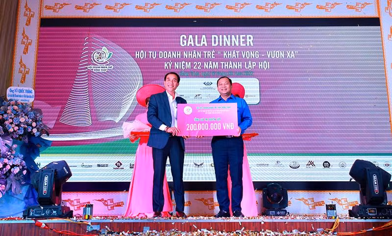 Hội Doanh nhân trẻ tỉnh Đồng Tháp trao bảng tượng trưng quỹ từ thiện hỗ trợ trẻ em có hoàn cảnh khó khăn mất người thân do Covid-19 cho Tỉnh đoàn Đồng Tháp.