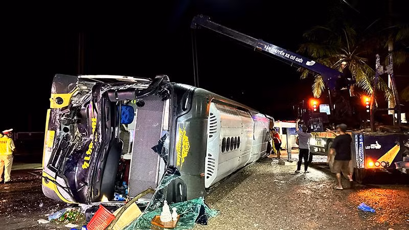 Xe cẩu được điều động tới hiện trường để giải cứu nạn nhân còn mắc kẹt trong xe.