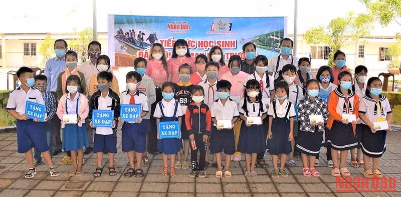 Báo Nhân Dân cùng đơn vị đồng hành trao xe đạp, học bổng cho học sinh hoàn cảnh khó khăn tại huyện Phú Tân (tỉnh Cà Mau) trước kỳ nghỉ hè năm 2021.