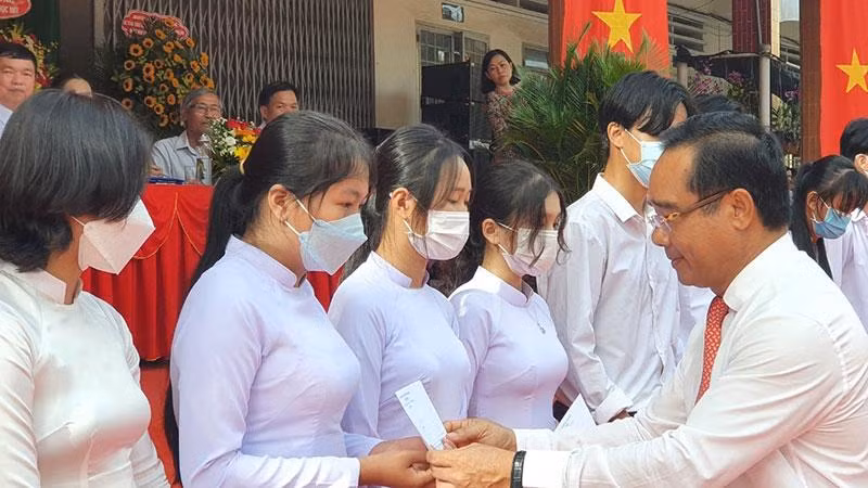 Bí thư Tỉnh ủy Long An Nguyễn Văn Được dự lễ khai giảng năm học mới tại Trường trung học phổ thông Nguyễn Hữu Thọ, xã Thanh Phú (huyện Bến Lức) và trao học bổng cho học sinh. 