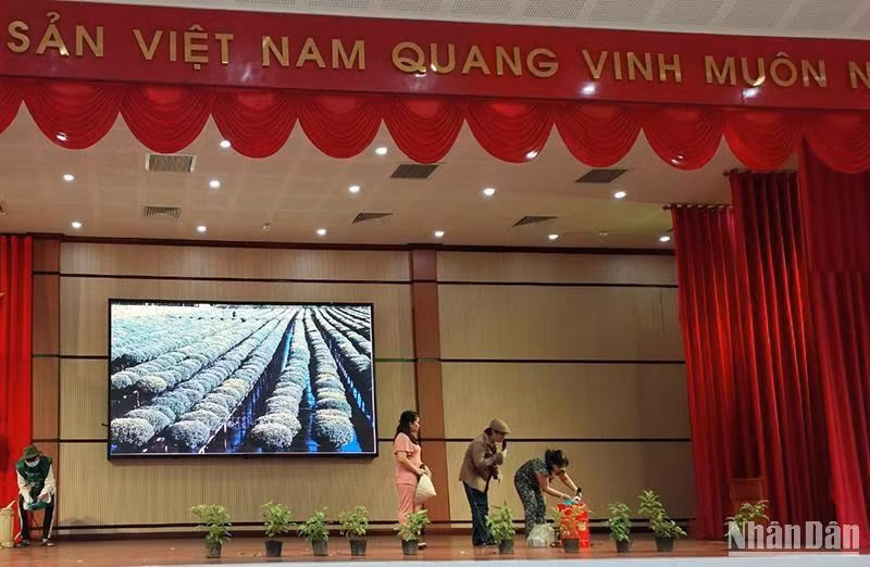 Tiết mục văn nghệ của nông dân thành phố Sa Đéc dự thi kiến thức về sử dụng thuốc bảo vệ thực vật an toàn, hiệu quả, có trách nhiệm.