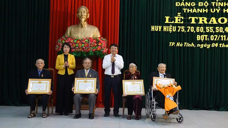 Ông Lê Đình Khiêm là một trong bốn đảng viên ở thành phố Hà Tĩnh được nhận Huy hiệu 75 năm tuổi Đảng dịp này. 