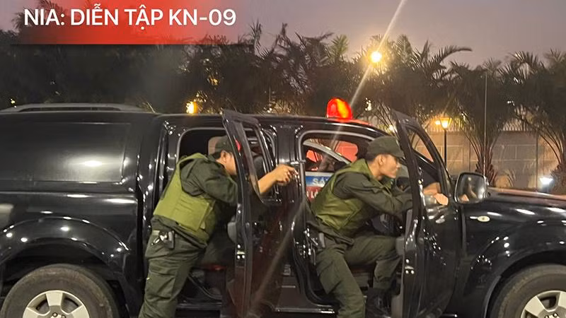 Lực lượng an ninh cơ động - Trung tâm An ninh hàng không Nội Bài đang tiến hành giải cứu con tin.