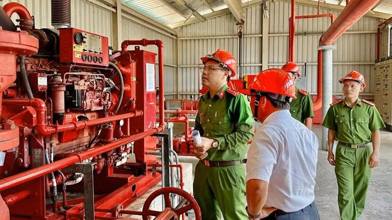 Lực lượng Công an tỉnh Đồng Nai kiểm tra an toàn phòng cháy, chữa cháy tại một cơ sở.