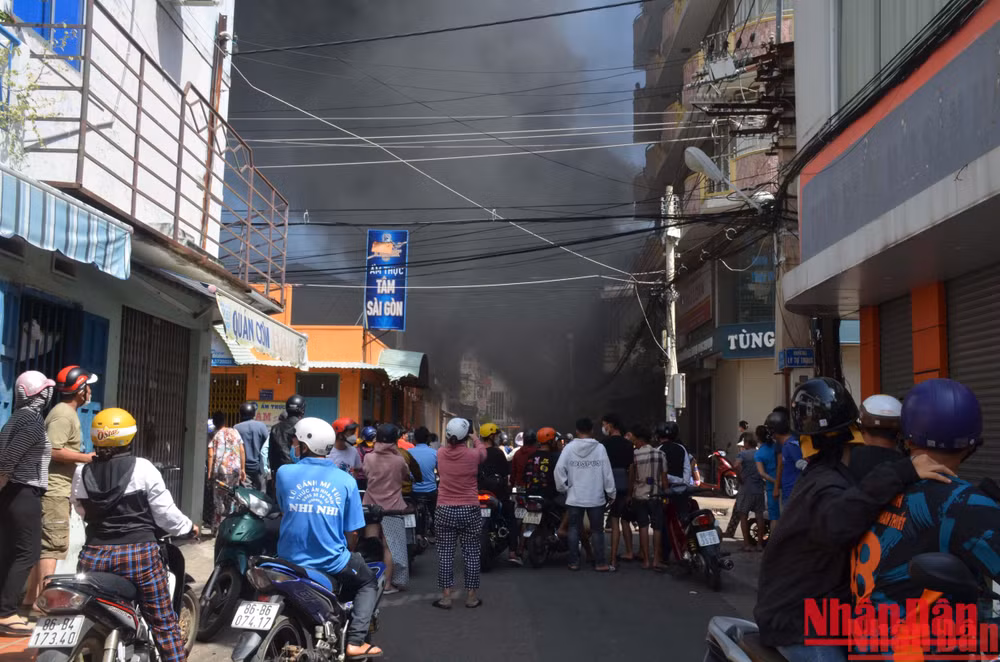 Khoảng 14 giờ, lửa bùng phát trên đường Nguyễn Văn Trỗi, Khu phố 2, phường Đức Nghĩa, thành phố Phan Thiết, khu vực rất đông dân cư.