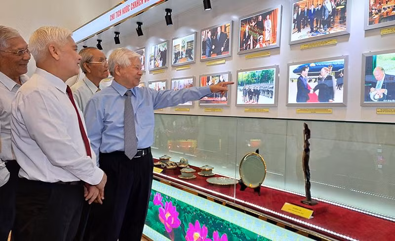 Nguyên Chủ tịch nước Nguyễn Minh Triết và các đại biểu tham quan khu vực trưng bày hình ảnh của Chủ tịch nước với công tác đối ngoại, Chủ tịch nước chủ trì và tham dự các Hội nghị APEC.