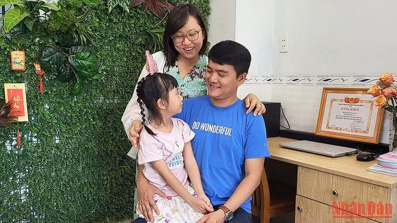 Anh Cao Minh Nhựt, chị Bùi Thị Khánh Linh và con gái.