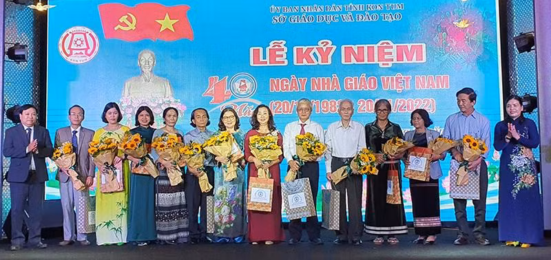 Ban tổ chức tặng hoa và quà cho các Nhà giáo Ưu tú của tỉnh Kon Tum.