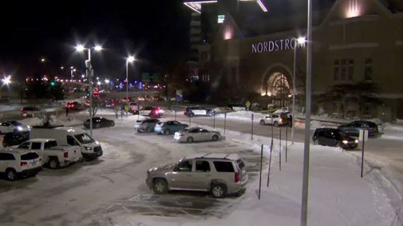 Trung tâm thương mại Mall of America bị phong tỏa sau vụ nổ súng vào tối 23/12. (Nguồn: Fox9)