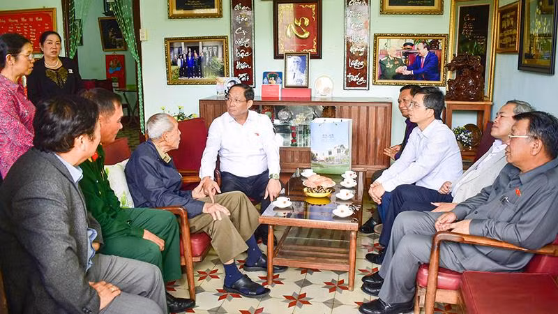 Thượng tướng Trần Quang Phương và đoàn công tác thăm hỏi Thiếu tướng Phạm Văn Kha.
