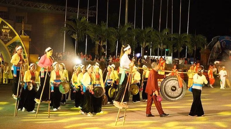 Đoàn nghệ nhân cồng chiêng kết hợp đi cà khoeo của huyện Nho Quan Ninh Bình.