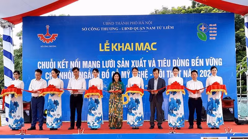 Kết nối “Mạng lưới sản xuất và tiêu dùng bền vững cho nhóm ngành đồ gỗ mỹ nghệ-nội thất năm 2022”.