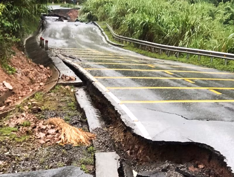 Sạt lở kéo dài hơn 200m tại Km7+800 của Quốc lộ 15D.