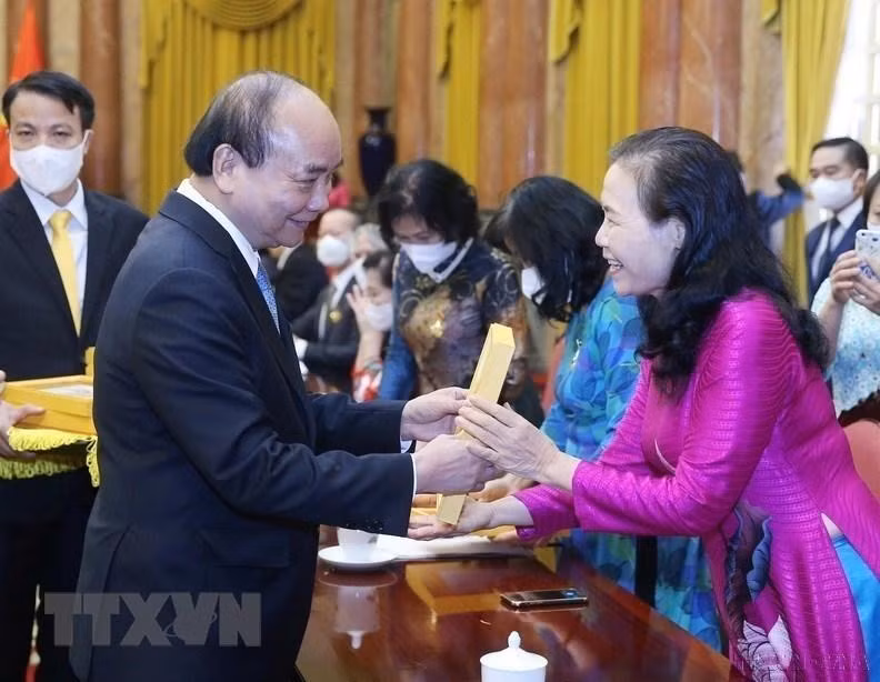 Chủ tịch nước Nguyễn Xuân Phúc gặp mặt Đoàn đại biểu Trung ương Hội Người cao tuổi Việt Nam tại Phủ Chủ tịch (28/9/2021). (Ảnh: Lâm Khánh/TTXVN)