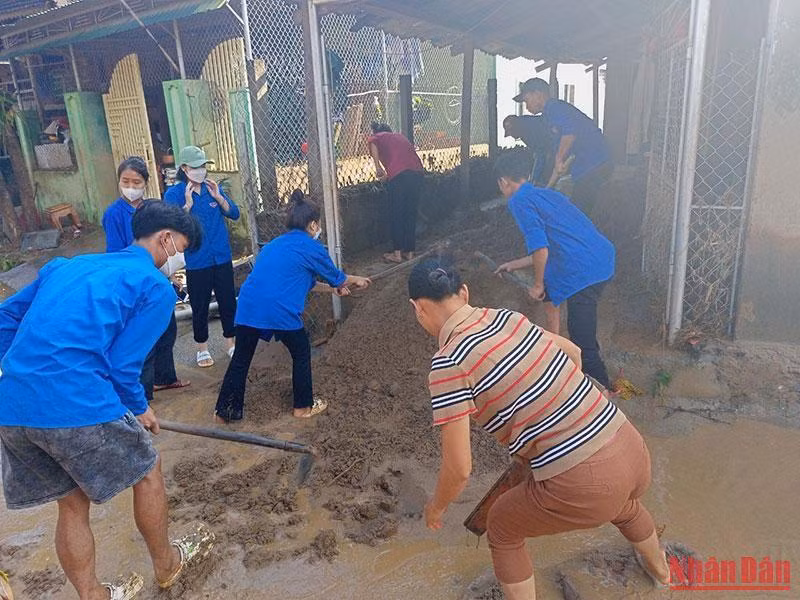 Cán bộ đoàn Trường THPT Kỳ Sơn giúp nhà ông Khá Văn Bún, bản Hòa Sơn.