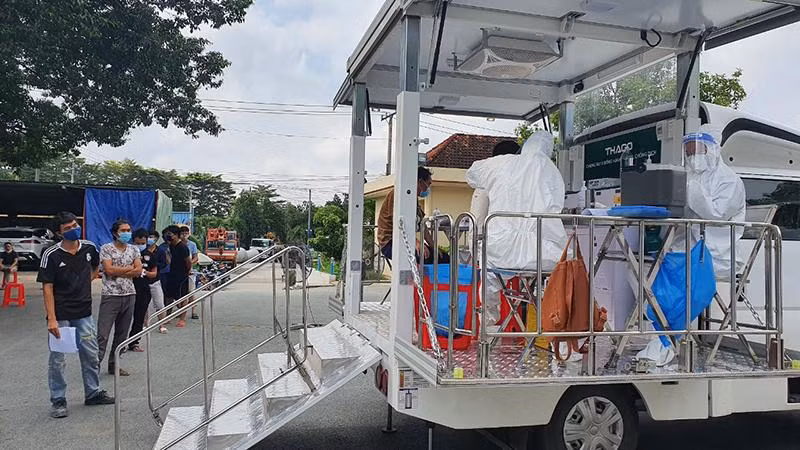 Nhân viên ngành y tế Đồng Nai tiêm vaccine phòng Covid-19.