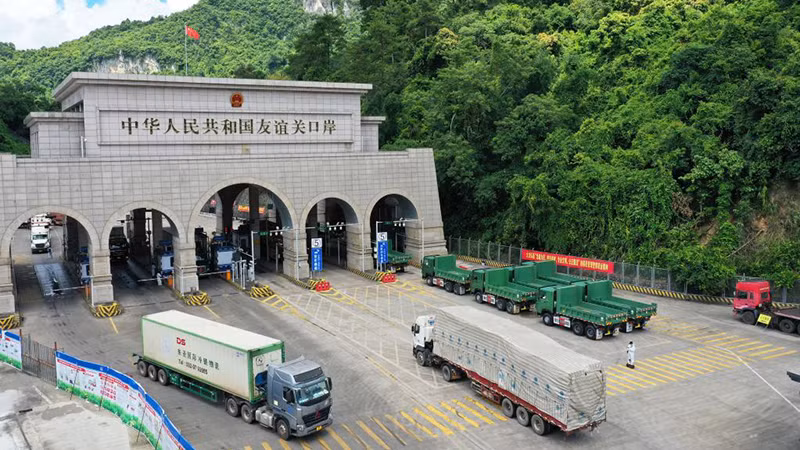 Thông quan hàng hóa tại cửa khẩu Hữu Nghị Quan, Quảng Tây, Trung Quốc. (Ảnh: Tân Hoa Xã)